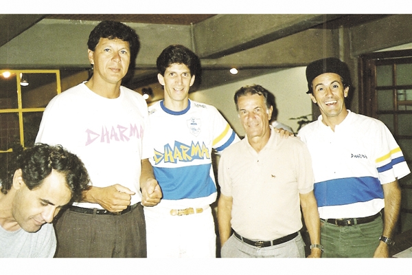A foto é do ano de 1991, quando a equipe do Dharma disputava o estadual de basquete. Eles haviam jogado numa quadra do Morumbi, onde também havia um jogo de futebol. O Telê Santana era o técnico do São Paulo. Após os jogos, foram jantar no restaurante do 